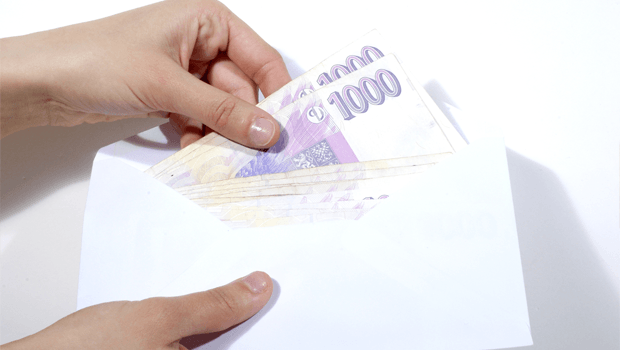 Peníze schované v obálce - ilustrační foto